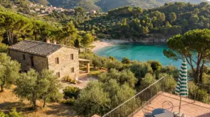 Casale vista mare tra ulivi e pineta affacciato su una piccola baia tranquilla in Italia