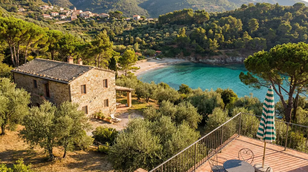 Casale vista mare tra ulivi e pineta affacciato su una piccola baia tranquilla in Italia